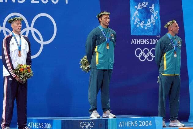 Siegerehrung 400m Freistil, v. li.: Klete Keller (USA), Olympiasieger Ian Thorpe und Grant Hackett (beide Australien) Schwimmen OS Sommer Herren Olympische Sommerspiele Athen 2004, Olympia, Olympiade, Spiele, Schwimmsport Gruppe Maroussi Freude,