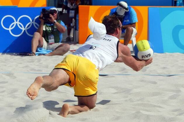 Christoph Dieckmann (Deutschland) ist so schnell am Ball, dass sein basecap nicht mitkommt Beachvolleyball OS Sommer Herren Olympische Sommerspiele Athen 2004, Olympia, Olympiade, Spiele, Beach Einzelbild Faliro, Faliron Dynamik,