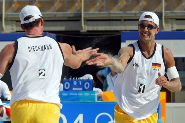 Andreas Scheuerpflug (re.) und Christoph Dieckmann (beide Deutschland) klatschen ab Beachvolleyball OS Sommer Herren Olympische Sommerspiele Athen 2004, Olympia, Olympiade, Spiele, Beach Gruppe Faliro, Faliron Freude,