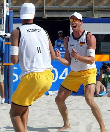 Christoph Dieckmann (hi.) und Andreas Scheuerpflug (beide Deutschland) jubeln Beachvolleyball OS Sommer Herren Olympische Sommerspiele Athen 2004, Olympia, Olympiade, Spiele, Beach Gruppe Faliro, Faliron Freude, Begeisterung,