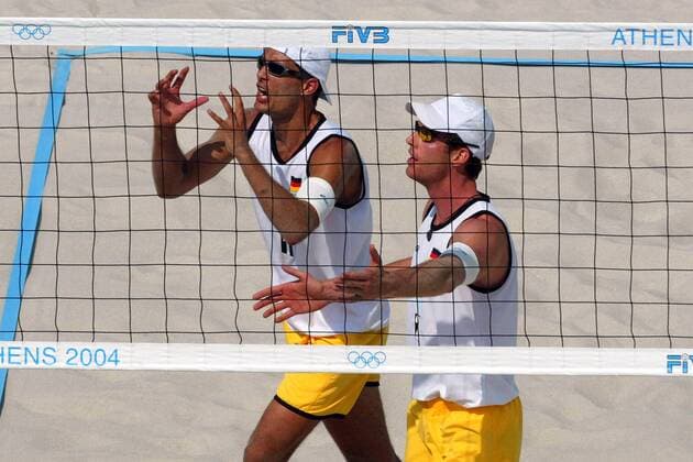 Christoph Dieckmann (vorn) und Andreas Scheuerpflug (beide Deutschland) reklamieren Beachvolleyball OS Sommer Herren Olympische Sommerspiele Athen 2004, Olympia, Olympiade, Spiele, Beach Gruppe Faliro, Faliron