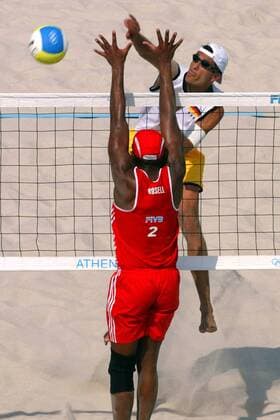 Andreas Scheuerpflug (Deutschland, hi.) schmettert den Ball an Rosell (Kuba) vorbei Beachvolleyball OS Sommer Herren Olympische Sommerspiele Athen 2004, Olympia, Olympiade, Spiele, Beach Gruppe Faliro, Faliron Dynamik,