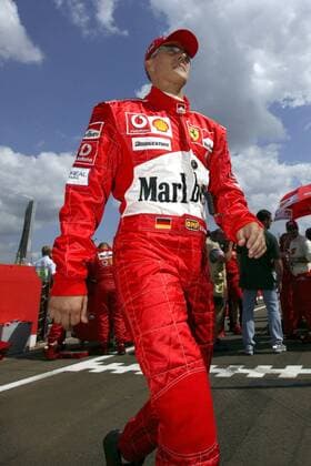 Der große Michael Schumacher (Deutschland Ferrari) unterwegs im Fahrerlager Motorsport Grand Prix Herren Großer Preis von Ungarn 2004, Formel 1 Weltmeisterschaft, F1, F, GP, WM Einzelbild Hungaroring Budapest