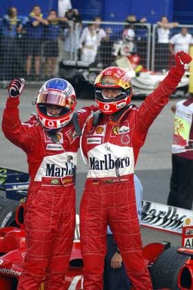 Rubens Barrichello (Brasilien, li.) und Michael Schumacher (Deutschland beide Ferrari) bejubeln im Parc Ferme einen weiteren Doppelsieg Motorsport Grand Prix Herren Großer Preis von Ungarn 2004, Formel 1 Weltmeisterschaft, F1, F, GP, WM Gruppe Hungaroring Budapest Begeisterung, Freude,