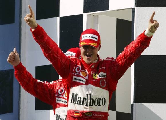 Michael Schumacher (Deutschland Ferrari) bejubelt seinen Sieg Motorsport Grand Prix Herren Großer Preis von Ungarn 2004, Formel 1 Weltmeisterschaft, F1, F, GP, WM Einzelbild Hungaroring Budapest Begeisterung, Freude,