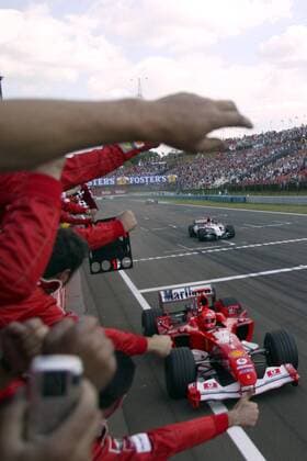 Michael Schumacher (Deutschland Ferrari) überfährt umjubelt von seiner Crew die Ziellinie Motorsport Grand Prix Herren Großer Preis von Ungarn 2004, Formel 1 Weltmeisterschaft, F1, F, GP, WM Totale Hungaroring Budapest Begeisterung, Freude,