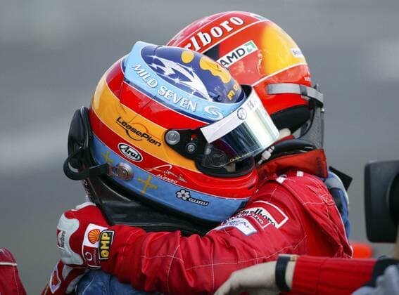 Michael Schumacher (Deutschland Ferrari, re.) und Fernando Alonso (Spanien Renault) fallen sich nach Rennende in die Arme Motorsport Grand Prix Herren Großer Preis von Ungarn 2004, Formel 1 Weltmeisterschaft, F1, F, GP, WM Gruppe Hungaroring Budapest Freude,