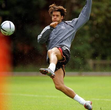 Michael Ballack (Deutschland) zieht ab Fußball Herren Nationalmannschaft 2004, Nationalteam, Training, Vorbereitung Einzelbild Frankfurt M. Dynamik,