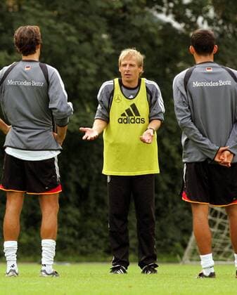 Bundestrainer Jürgen Klinsmann (Mitte) diskutiert mit Michael Ballack (li.) und Kevin Kuranyi (alle Deutschland) Fußball Herren Nationalmannschaft 2004, Nationalteam, Training, Vorbereitung Gruppe Frankfurt M.