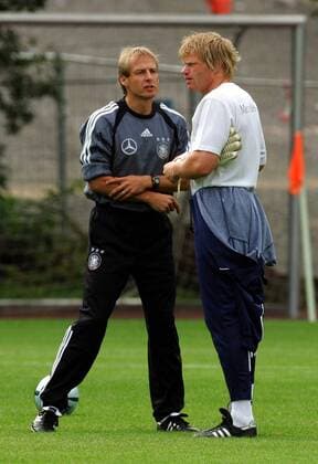 Bundestrainer Jürgen Klinsmann (li.) im Gespräch mit Torwart Oliver Kahn (beide Deutschland) Fußball Herren Nationalmannschaft 2004, Nationalteam, Training, Vorbereitung Gruppe Frankfurt M.