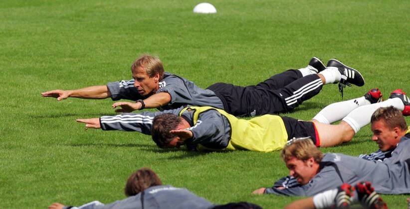 Bundestrainer Jürgen Klinsmann macht den Spielern Dehnungsübungen vor, Fabian Ernst (beide Deutschland) setzt die Vorgabe fast perfekt um Fußball Herren Nationalmannschaft 2004, Nationalteam, Training, Vorbereitung Gruppe Frankfurt M.