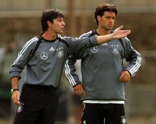 Co-Trainer Joachim Löw (li.) gibt Michael Ballack (beide Deutschland) Anweisungen Fußball Herren Nationalmannschaft 2004, Nationalteam, Training, Vorbereitung Gruppe Frankfurt M.