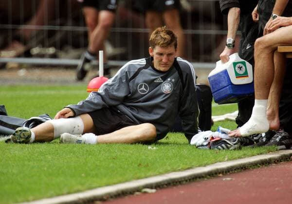 Bastian Schweinsteiger (Deutschland) sitzt mit einer Verletzung enttäuscht auf dem Rasen Fußball Herren Nationalmannschaft 2004, Nationalteam, Training, Vorbereitung Einzelbild Frankfurt M. Enttäuschung,
