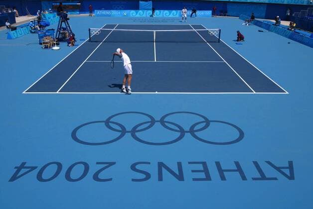 Beim olympischen Tennisturnier in Athen 2004 wird auf einem blauen Hartplatz gespielt Tennis OS Sommer Herren Olympische Sommerspiele Athen 2004, Olympia, Olympiade, Spiele, Vdig Totale OAKA Athens Olympischer Sportkomplex, Maroussi