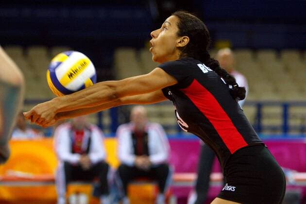 Atika Bouagaa (Deutschland) - Ballannahme Volleyball OS Sommer Damen Olympische Sommerspiele Athen 2004, Olympia, Olympiade, Spiele, Länderspiel, Nationalmannschaft, Einzelbild Faliron, Faliro