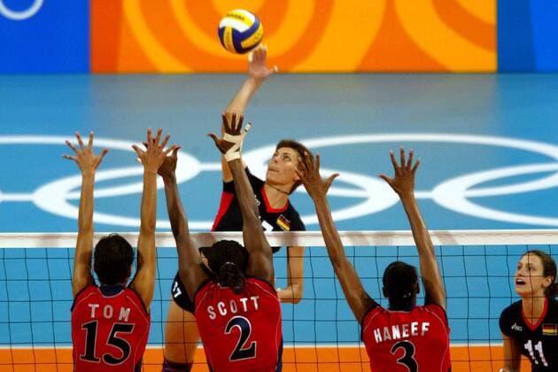 Birgit Thumm (Deutschland) - Schmetterball gegen den Block der USA v.li. Tom, Scott und Haneef Volleyball OS Sommer Damen Olympische Sommerspiele Athen 2004, Olympia, Olympiade, Spiele, Länderspiel, Nationalmannschaft, Gruppe Faliron, Faliro Dynamik,