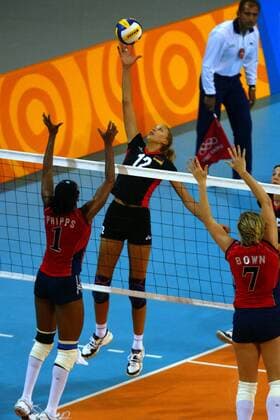 Prikeba Phipps (li., USA) blockt den Ball von Olessya Kulakova (Deutschland) Volleyball OS Sommer Damen Olympische Sommerspiele Athen 2004, Olympia, Olympiade, Spiele, Länderspiel, Nationalmannschaft, Gruppe Faliron, Faliro