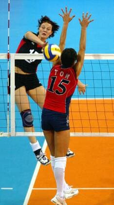 Angelina Grün (li., Deutschland) - Schmetterschlag gegen den Block von Logan Tom (USA) Volleyball OS Sommer Damen Olympische Sommerspiele Athen 2004, Olympia, Olympiade, Spiele, Länderspiel, Nationalmannschaft, Gruppe Faliron, Faliro Dynamik,