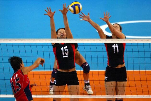 Angelina Grün (Mitte) und Christiane Fürst (re., beide Deutschland) - Doppelblock gegen den Schmetterschlag von Logan Tom (USA) Volleyball OS Sommer Damen Olympische Sommerspiele Athen 2004, Olympia, Olympiade, Spiele, Länderspiel, Nationalmannschaft, Gruppe Faliron, Faliro