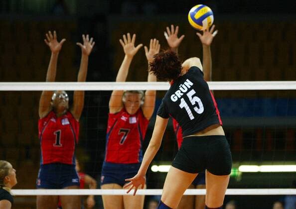 Angelina Grün (Deutschland) - Schmetterschlag gegen den Block der USA Volleyball OS Sommer Damen Olympische Sommerspiele Athen 2004, Olympia, Olympiade, Spiele, Länderspiel, Nationalmannschaft, Gruppe Faliron, Faliro Dynamik,