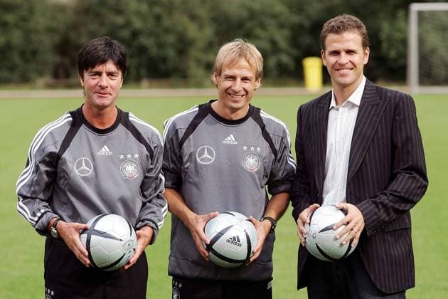 Das neue Führungstrio der Nationalmannschaft - von li.: Co-Trainer Joachim Löw, Bundestrainer Jürgen Klinsmann und Teammanager Oliver Bierhoff Fußball Herren Länderspiel, Nationalmannschaft 2004, Nationalteam, Shooting, Fotoshooting, Fototermin Gruppe Vdig Frankfurt M.