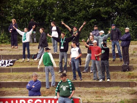 Schweinfurter Fans auf einer maroden Stehplatztribüne Fußball Herren Bayernliga 2004 2005, Oberliga, 1. FC Schweinfurt, Amateure, Totale Schweinfurt