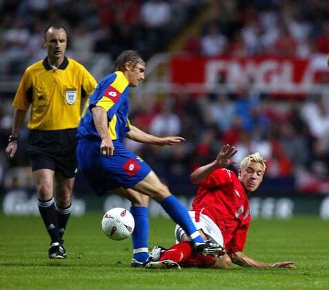 Alan Smith (re., England) gegen Volodymyr Yezerskiy (Ukraine) Fußball Länderspiel Herren Länderspiel 2004, Testspiel, Test, Freundschaftsspiel, Nationalmannschaft, Nationalteam Gruppe Grätsche, grätschen, Jezerski, Yezerskyy Newcastle Dynamik, Kampf,