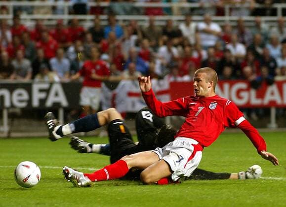 David Beckham (England) grätscht den Ball zum 1:0 ins Tor Fußball Länderspiel Herren Länderspiel 2004, Testspiel, Test, Freundschaftsspiel, Nationalmannschaft, Nationalteam Einzelbild Newcastle Dynamik,