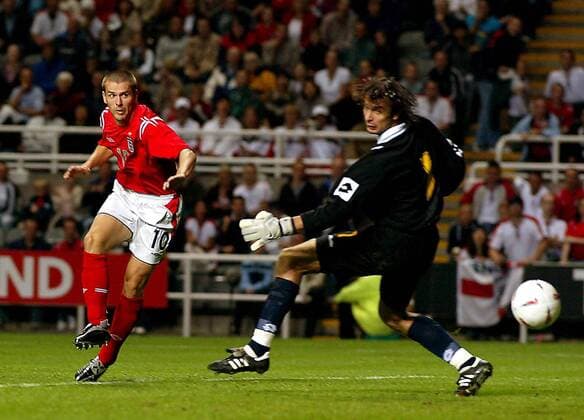 Michael Owen (li., England) bezwingt Torwart Olexander Shovkovskyi (Ukraine) Fußball Länderspiel Herren Länderspiel 2004, Testspiel, Test, Freundschaftsspiel, Nationalmannschaft, Nationalteam Gruppe Newcastle Dynamik,