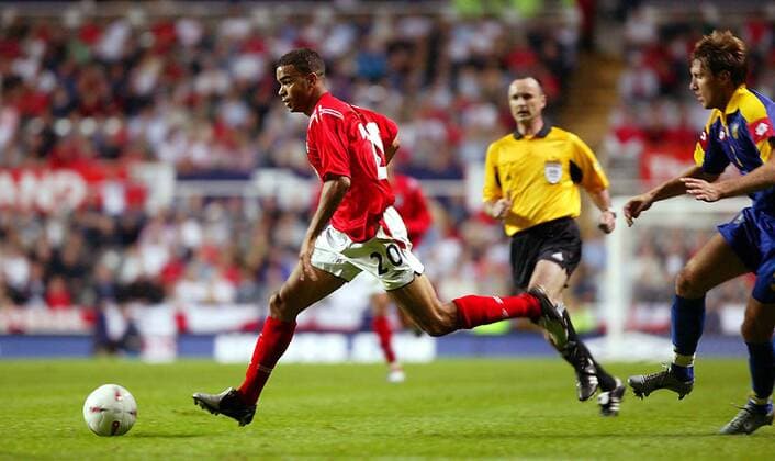 Kieron Dyer (li., England) setzt sich am Ball durch Fußball Länderspiel Herren Länderspiel 2004, Testspiel, Test, Freundschaftsspiel, Nationalmannschaft, Nationalteam Einzelbild Newcastle Dynamik,