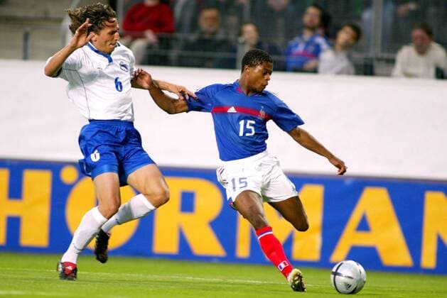 Patrice Evra (Frankreich, re.) gegen Ivica Grlic (Bosnien-Herzegowina) Fußball Länderspiel Herren Länderspiel 2004, Freundschaftsspiel, Test, Testspiel, Nationalmannschaft, Nationalteam, Gruppe pan6877 Rennes Dynamik,  