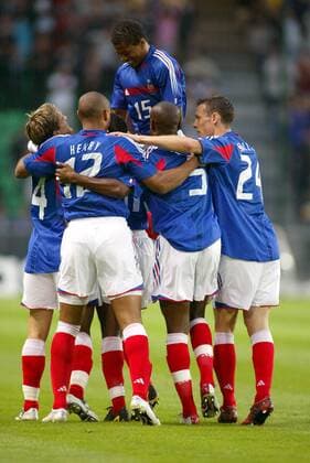 Patrice Evra (oben) und seine Mitspieler Rothen (li.), Henry (2. v. li.), Gallas (2. v. re.) und Squillaci (alle Frankreich) - Torjubel Fußball Länderspiel Herren Länderspiel 2004, Freundschaftsspiel, Test, Testspiel, Nationalmannschaft, Nationalteam, Gruppe pan6877 Rennes Begeisterung, Freude,