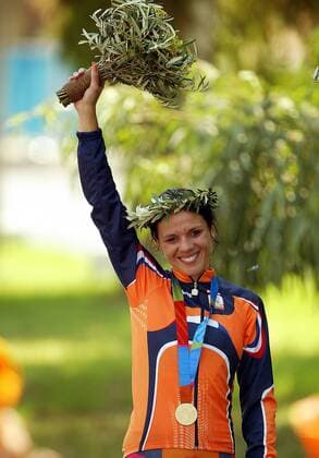Olympiasiegerin Leontien Zijlaard-van Moorsel (Niederlande) jubelt Radsport OS Sommer Damen Olympische Sommerspiele Athen 2004, Olympia, Olympiade, Spiele, Straßenradsport, Straße, Rad Einzelbild Vouliagmeni Freude,