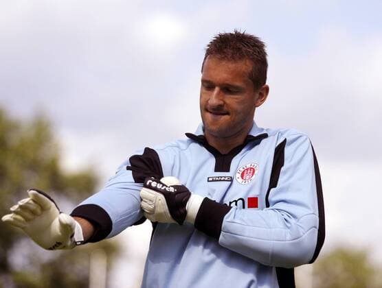 Torwart Achim Hollerieth (St. Pauli) krempelt die Ärmel hoch Fußball Herren Regionalliga Nord 2004 2005, 3. Liga, FC St. Pauli Einzelbild Hamburg