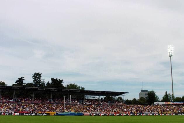 Das gut gefüllte Stadion Neufeld der Young Boys Bern Fußball Herren Super League 2004 2005, Nationalliga A, NLA, 1. Schweizer Liga, BSC Young Boys Bern Totale Neufeld Bern