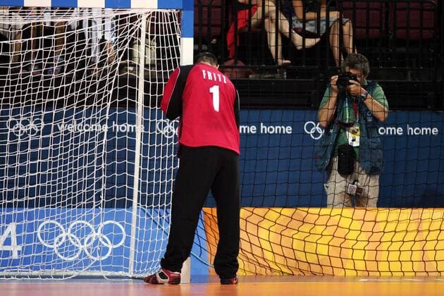 Torwart Henning Fritz (Deutschland) lehnt am Pfosten Handball OS Sommer Herren Olympische Sommerspiele Athen 2004, Olympia, Olympiade, Spiele, Länderspiel, Nationalteam, Vdig Einzelbild Faliron, Faliro