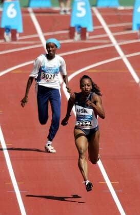 Gail Devers (USA) läuft Fartun Abukar Omar (Somalia), die sich auf der falschen Bahn befindet, davon Leichtathletik OS Sommer Damen Olympische Sommerspiele Athen 2004, Olympia, Olympiade, Spiele, Vdig Gruppe Maroussi Überlegenheit,
