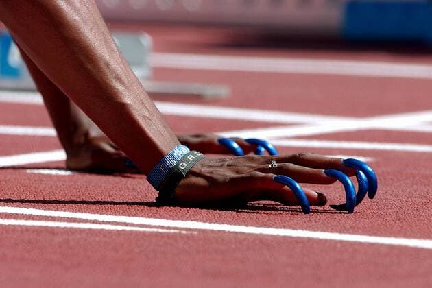 Die unverwechselbaren Fingernägel von Gail Devers (USA) erfordern beim Start eine spezielle Handhaltung Leichtathletik OS Sommer Damen Olympische Sommerspiele Athen 2004, Olympia, Olympiade, Spiele, Vdig Einzelbild Maroussi