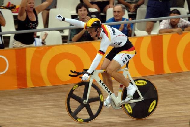 Stefan Nimke (Deutschland), Bronzemedaillengewinner über 1000m Zeitfahren, jubelt Radsport OS Sommer Herren Olympische Sommerspiele Athen 2004, Olympia, Olympiade, Spiele, Rad, Bahn, Halle, Indoor, Bahnrad Einzelbild Athen Freude,