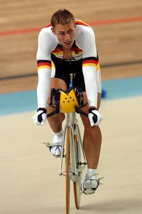 Stefan Nimke (Deutschland), Bronzemedaillengewinner über 1000m Zeitfahren, erschöpft Radsport OS Sommer Herren Olympische Sommerspiele Athen 2004, Olympia, Olympiade, Spiele, Rad, Bahn, Halle, Indoor, Bahnrad Einzelbild Athen Erschöpfung,