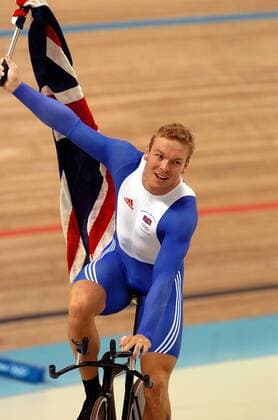 Chris Hoy (Großbritannien), Olympiasieger über 1000m Zeitfahren, dreht eine Ehrenrunde mit der Nationalflagge Radsport OS Sommer Herren Olympische Sommerspiele Athen 2004, Olympia, Olympiade, Spiele, Rad, Bahn, Halle, Indoor, Bahnrad Einzelbild Athen Freude,