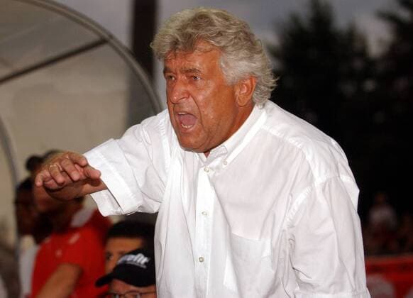 Trainer Klaus Hilpert (Fortuna Köln) gibt lautstark Anweisungen Fußball Herren Oberliga Nordrhein 2004 2005, SC Fortuna Köln Einzelbild Köln Ungeduld,