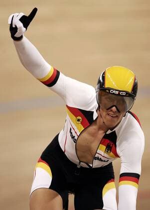 Stefan Nimke (Deutschland), Bronzemedaillengewinner im 1000m Zeitfahren, jubelt Radsport OS Sommer Herren Olympische Sommerspiele Athen 2004, Olympia, Olympiade, Spiele, Rad, Bahn, Bahnrad, Halle, Indoor Einzelbild Athen Freude,