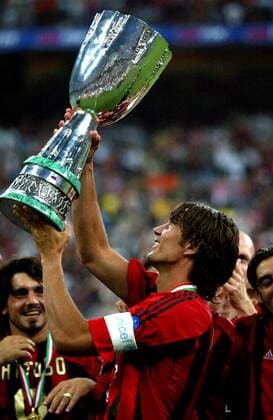 Paolo Maldini (Milan) präsentiert den Supercup Fußball Herren Italienischer Supercup 2004, Serie A, 1. Italienische Liga, AC Mailand, Supercoppa di Lega, Pokal, Einzelbild Podium, Podest Mailand Begeisterung, Freude,
