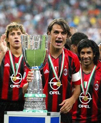 Paolo Maldini (Mitte) präsentiert den Supercup, dahinter Hernan Crespo (li.) und Vikash Dhorasoo (alle Milan) Fußball Herren Italienischer Supercup 2004, Serie A, 1. Italienische Liga, AC Mailand, Supercoppa di Lega Gruppe Podium, Podest Mailand Freude, Begeisterung,