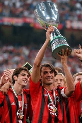 Paolo Maldini (Mitte.) präsentiert den Supercup, dahinter Kaka (li.) und Massimo Ambrosini (alle Milan) Fußball Herren Italienischer Supercup 2004, Serie A, 1. Italienische Liga, AC Mailand, Supercoppa di Lega Gruppe Podium, Podest Mailand Freude,
