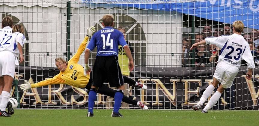 Guido Spork (re., Paderborn) verwandelt sicher seinen Elfmeter gegen Torwart Martin Pieckenhagen (HSV) Fußball Herren DFB-Pokal 2004 2005, Pokalspiel, SC Paderborn - Hamburger SV 4:2, Hamburg Gruppe Paderborn Dynamik