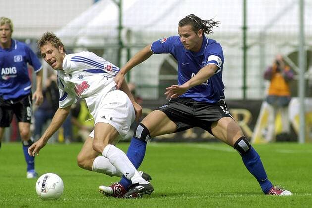 Daniel van Buyten (HSV, re.) gegen Rene Müller (Paderborn) Fußball Herren DFB-Pokal 2004 2005, Pokalspiel, SC Paderborn 07 - Hamburger SV 4:2, Hamburg Gruppe Paderborn Kampf,
