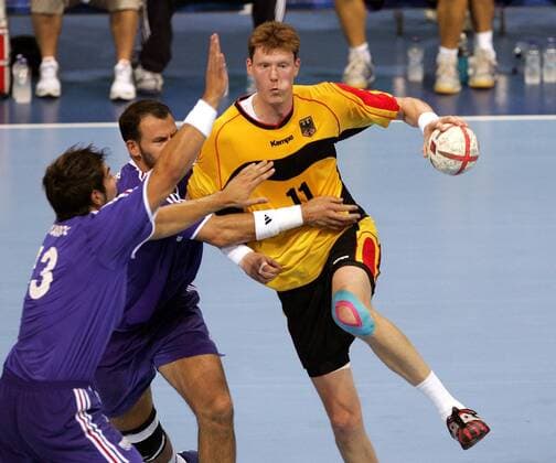 Volker Zerbe (Deutschland, re.) - Sprungwurf Handball OS Sommer Herren Olympische Sommerspiele 2004, Olympia, Olympiade, Spiele, Athen, Deutschland - Frankreich 22:27 Gruppe Faliro, Faliron
