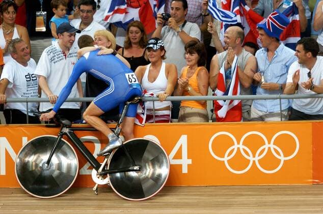 PARIS 2024, OLYMPIC LEGENDS: Bradley Wiggins Olympiasieger Bradley Wiggins (Großbritannien) freut sich mit seinen Anhängern Radsport OS Sommer Herren Olympische Sommerspiele Athen 2004, Olympia, Olympiade, Spiele, Rad, Bahn, Bahnrad, Bahnradsport Totale Maroussi Glück, Freude, Begeisterung,